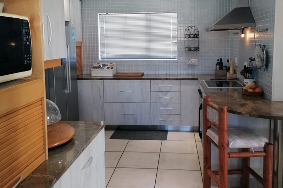 To Let 5 Bedroom Property for Rent in Paradise Beach Western Cape